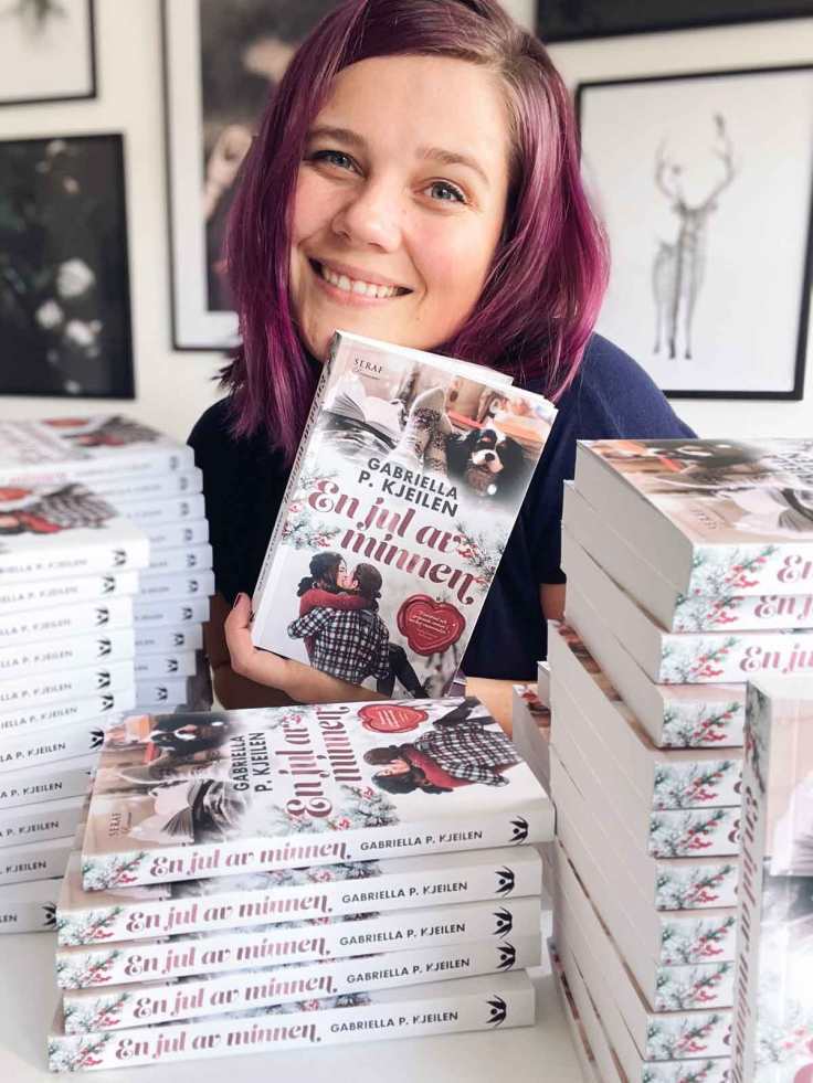 Gabriella P. Kjeilen med boken "En jul av minnen"