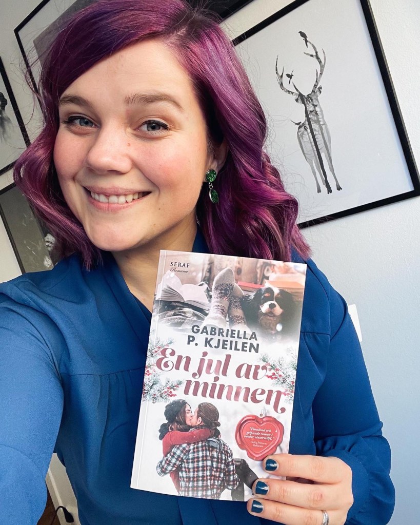 Gabriella med boken En jul av minnen i handen.
