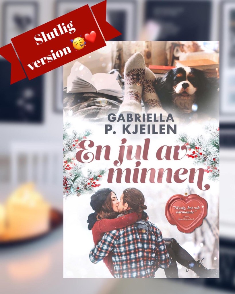 Slutliga versionen av omslaget till En jul av minnen. Tudelat omslag med ett kyssande par i vintermiljö nedtill, mitten har titel och författare samt inramat av rönnbär och upptill en bild av två fötter i mysiga sockar, en liten hund och en uppslagen bok.